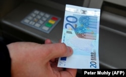 Një person duke tërhequr para nga një bankomat. Fotografi ilustruese nga arkivi.