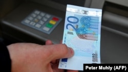 Osoba podiže novac sa bankomata. Ilustrativna fotografija iz arhive.