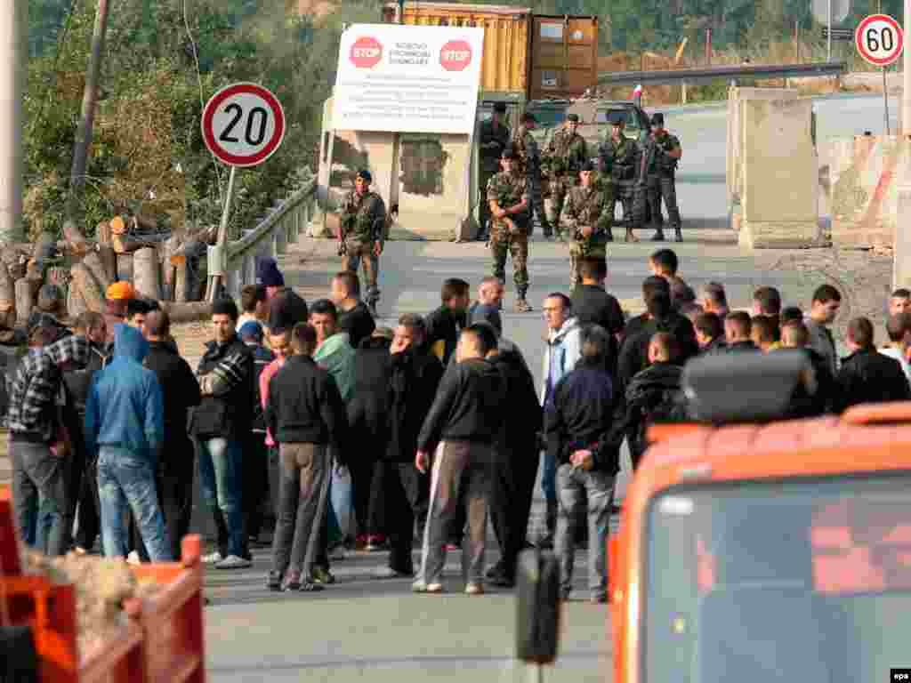 Barikade na prelazu Brnjak, 16.09.2011. Foto: EPA 