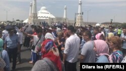 Arys residents protest near the Aqmeshit mosque on June 27.