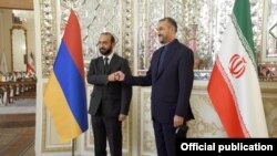 Armenian Foreign Minister Ararat Mirzoyan (L) and Iranian Foreign Minister Hossein Amirabdollahian meet in Tehran, October 4, 2021