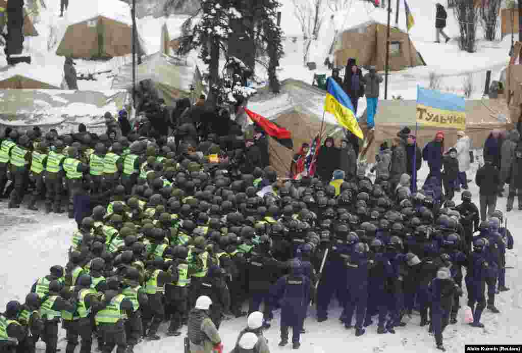 Зіткнення під Верховною Радою між правоохоронцями та прихильниками &laquo;Руху нових сил&raquo;, Київ, 27 лютого 2018 року ПЕРЕГЛЯНЬТЕ ФОТОРЕПОРТАЖ