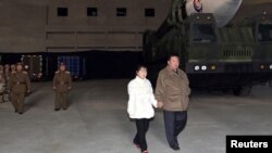 ჩრდილოეთ კორეის ლიდერი კიმ ჩენ ინი ქალიშვილთან ერთად