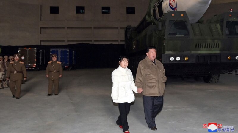 ჩრდილოეთ კორეაში საჯაროდ პირველად აჩვენეს კიმ ჩენ ინის ქალიშვილი 