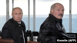 Президент России Владимир Путин и президент Беларуси Александр Лукашенко на военных маневрах.