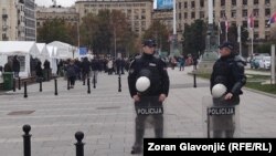  Policija ispred šatorskog naselja pristalica vlasti na platou Skupštine Srbije, 3. novembar 2025. 