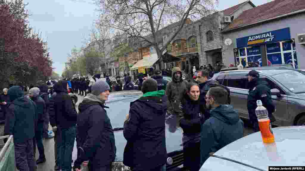 Ispred objekta okupila se i grupa građana koja tvrdi da se i na tom mestu nalazi neformalni izborni štab vladajuće stranke, 29. mart 2026.