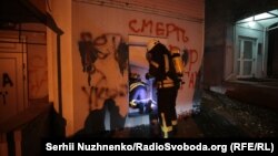 Пожежники на місці нападу. Всупереч твердженням «Українського вибору», спроб підпалити приміщення не було