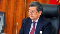 Премьер-министр Жанторо Сатыбалдиев отвечает на вопросы депутатов. Декабрь 2012 года. Иллюстративное фото.