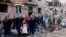Украінскія ратаўнікі дастаюць людзей з-пад завалаў шматпавярховіку ў Прылуках Чарнігаўскай вобласьці. Расейскія войскі нанесьлі ракетны ўдар па цывільных