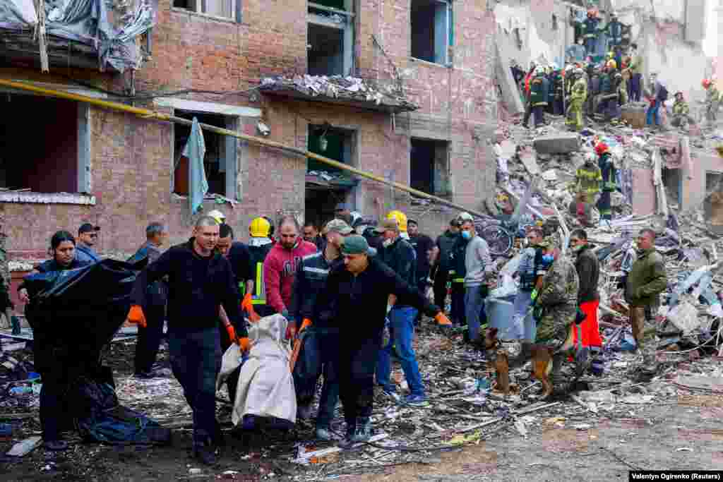 На ношах несуть постраждалу людину, яку вдалося дістати з-під завалів після російського удару по будинку у Прилуках. До пошуків задіяні також спеціально навчені собаки