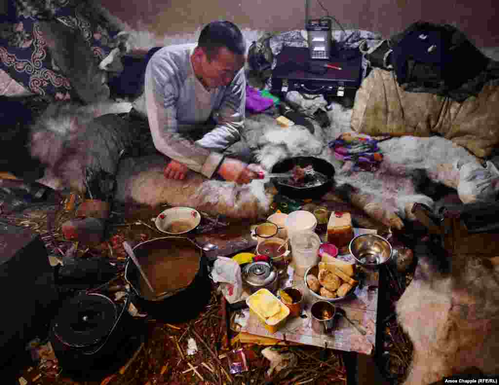 Zamiatin gătește carnea animalelor pe care le-a vânat. &bdquo;Dacă ar fi fost nevasta mea aici, era ordine ca la Hilton&rdquo;. Rusia, Sakha, 2 februarie 2018