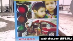 Polisiýa müdirliginiň taýýarlan bildirişinde şeýle diýilýär: “Ýatda sakla: saňa öýde garaşýarlar!”. 