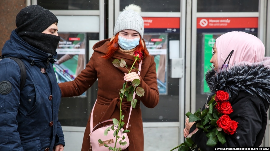 «Сьогодні 1 лютого увесь світ відзначає день хіджабу, і в цей день мусульманки вирішили порадувати українських жінок і показати, що ми мусульманки нікому не бажаємо зла, ми хочемо добра, ми хочемо підняти їм настрій і подарувати квіти» – розповіла одна з учасниць акції у Києві