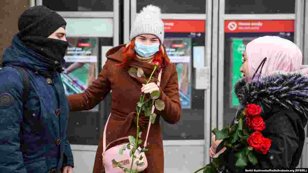 &laquo;Сьогодні 1 лютого увесь світ відзначає день хіджабу, і в цей день мусульманки вирішили порадувати українських жінок і показати, що ми мусульманки нікому не бажаємо зла, ми хочемо добра, ми хочемо підняти їм настрій і подарувати квіти&raquo; &ndash; розповіла одна з учасниць акції у Києві