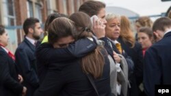 Brýussel aeroportyndan ewakuasiýa edilen ýolagçylar, 22-nji mart, 2016. 