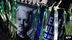 Një banderolë e vendosur nga një mbështetës i themeluesit të WikiLeaks, Julian Assange, jashtë Gjykatës Mbretërore të Drejtësisë, në qendër të Londrës më 20 maj 2024.