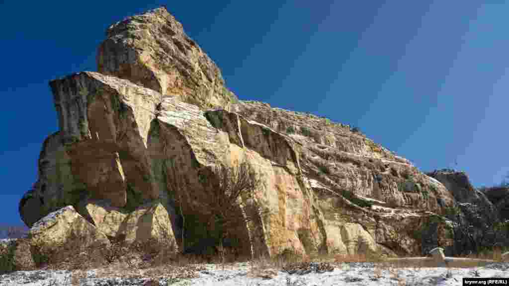 Мыс Бурунчак. Справа виднеется верхушка каменного забора, перекрывающего ущелье Марьям-Дере (ущелье Марии). За ним территория пещерного Свято-Успенского монастыря