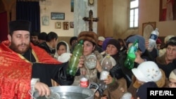 После церковной службы люди забирали освященную воду домой