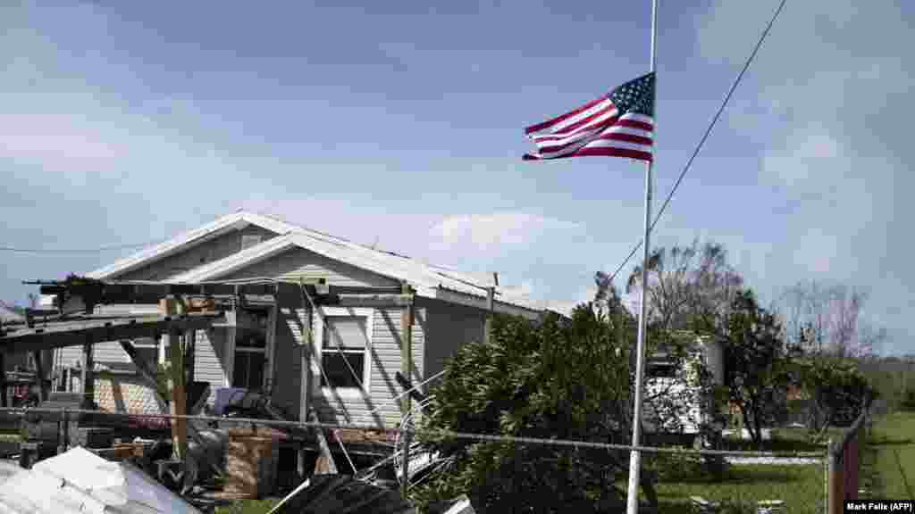 Američka zastava na pola koplja pored uništene kuće u mjestu&nbsp;Little Caillou kod Monteguta, Louisiana