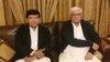 اسد خان اڅکزی (کيڼ خوا ته) د عوامي نېشنل ګوند له مشر اسفند يار ولي خان (ښې خوا ته) سره.