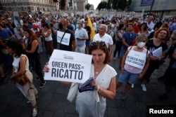 Protest la Roma împotriva extinderii utilizării certificatului Covid, așa-numitul „pașaport verde”, Italia, 27 iulie 2021