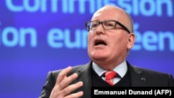 Вице-президент Еврокомиссии Франц Тиммерманс сообщает о начале действия статьи 7 Договора о ЕС в отношении Польши.