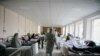 Лікарка у спецкостюмі проходить нещодавно відкритим відділенням для хворих на COVID у приміщенні медичного коледжу