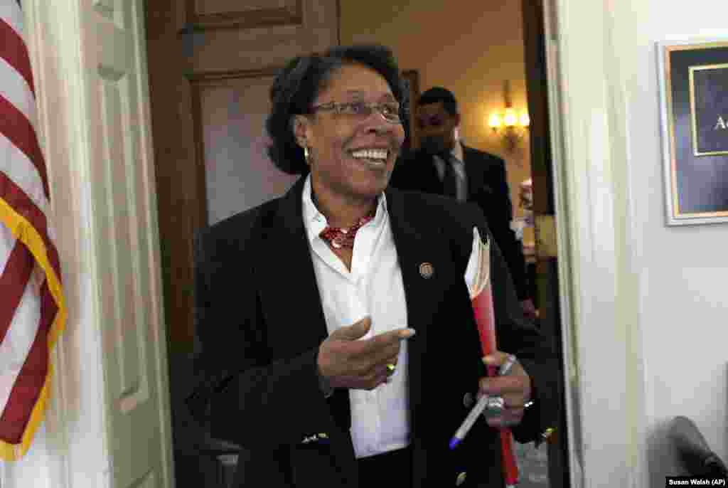 Secretar pentru locuințe și dezvoltare urbană - Marcia Fudge Oferă consultanță cu privire la politica de locuințe, axată pe îmbunătățirea accesibilității locuințelor. Supraveghează asigurările ipotecare și de împrumut prin Administrația Federală pentru Locuințe. Marcia Fudge reprezintă statul Ohio în Camera Reprezentanților din 2008 și este membru al mai multor comitete. Fudge este, de asemenea, un fost primar al orașului Warrensville Heights, Ohio.