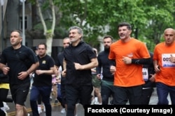 კახა კალაძისა და მიხეილ ყაველაშვილის უკან „სიწმინდეების შეურაცხყოფისგან დაცვის“ მოძრაობის ერთ-ერთი წევრი დარბის