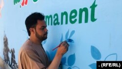 عبدالجبار مصور یکی از نقاشان هرات در حال دیوارنگاری در این شهر