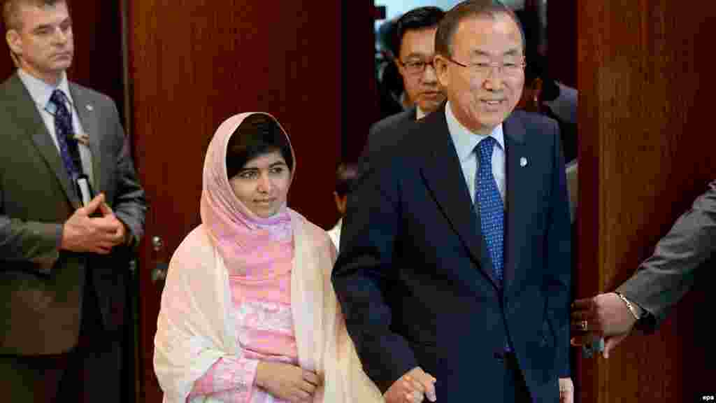 SAD - Malala Yousafzai (L), 16-togodišnjakinja iz Pakistana kojoj su talibani pucali u glavu sa Ban Ki-moonom dolazi na sjednicu UN-a gdje je održala govor, New York, 12. juli 2013. Foto: EPA / Justin Lane 