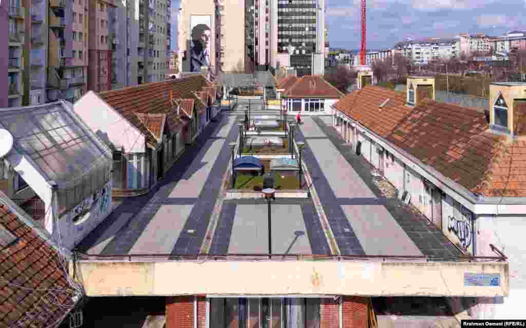 Kështu duket ky kompleks nga lartë dhe gjendet në afërsi të selisë qendrore të Postës së Kosovës në Prishtinë. 