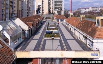 Kështu duket ky kompleks nga lartë dhe gjendet në afërsi të selisë qendrore të Postës së Kosovës në Prishtinë. 