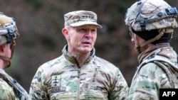 ژنرال چهار‌ستاره رَندی جورج در حال صحبت با سربازان در یک دورۀ آموزشی، کمتر از دو ماه پیش از برکناری