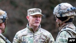 ژنرال چهار‌ستاره رندی جورج در حال صحبت با سربازان درگیر یک دورۀ آموزشی، کمتر از دو ماه پیش از برکناری