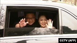 Ким Чен Ын жубайы менен Бээжиндеги жолугушуудан кетип баратышат. 27-март, 2018-жыл. 