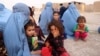 Афганские женщины и дети, вынужденные покинуть свои дома и бежать из-за наступления талибов
