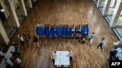Гласачите стојат во ред пред да го дадат својот глас во вториот круг од парламентарните избори во Франција на избирачко место во Лион на 7 јули 2024 година.