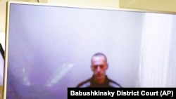 Алексей Навальный выступает в суде по видеосвязи из колонии