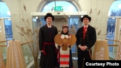 Екатерина Кузнецова с символом столицы финно-угорской культуры, которая была в Нарве весь 2025 год и уехала в новую столицу.