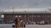 Afganistan: Një ushtar amerikan i udhëzon të evakuuarit nga Aeroporti i Kabulit 