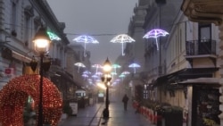 Novogodišnji ukrasi u centru Beograda dok je smanjena vidljivost usled zagađenja vazduha koje je pogodilo više gradova u regionu, 16. decembar 2025.