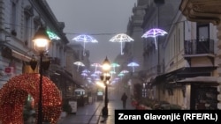 Novogodišnji ukrasi u centru Beograda dok je smanjena vidljivost usled zagađenja vazduha koje je pogodilo više gradova u regionu, 16. decembar 2025.
