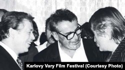 De la stânga la dreapta: dramaturgul Václav Havel, regizorul Miloš Forman și actorul Pavel Landovský la Festivalul Internațional de Film de la Karlovy Vary, 1990.