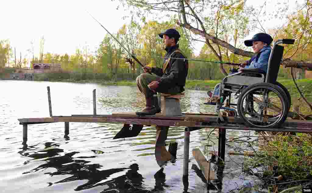Расея: Падлеткі са сваім сябрам-інвалідам на рыбалцы 
