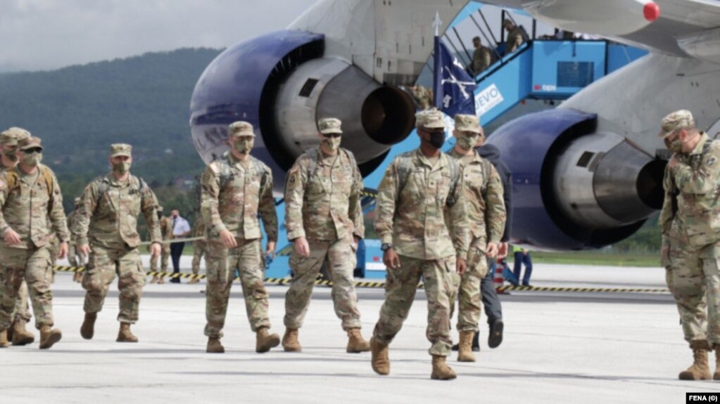 Dolazak američkih vojnika na vojnu vježbu pripadnika Oružanih snaga Bosne i Hercegovine i Oružanih snaga Sjedinjenih Američkih Država „Brzi odgovor 21/Immediate Response 21“, 15. maja 2021, na Međunarodni aerodrom u Sarajevu.