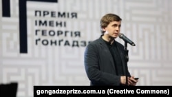У редакції заявили, що вважають це затримання незаконним, і закликали до негайного звільнення журналіста й офіційного пояснення дій австрійських правоохоронців