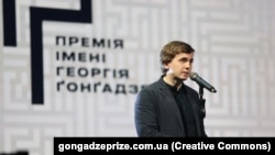 Журналіст-розслідувач Михайло Ткач під час вручення премії імені Георгія Ґонґадзе, травень 2026 року