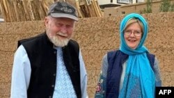 Пітер і Барбара Рейнолдс одружилися в Кабулі 1970 року і майже 20 років прожили в Афганістані, займаючись освітніми програмами